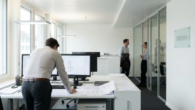 découvrez l'impact de la crise dans l'industrie suisse, marquée par une augmentation des licenciements, 250 000 demandeurs d'emploi et une diminution des offres d'emploi disponibles.