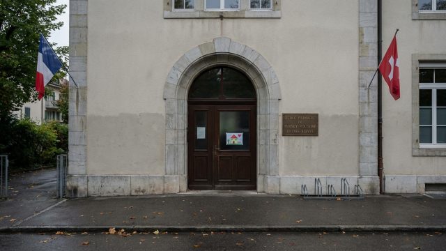 découvrez pourquoi genève persiste à refuser l'accueil des élèves frontaliers tout en offrant une lueur d'espoir pour l'avenir dans cette situation franco-suisse.