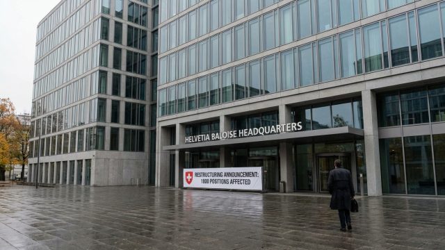 helvetia baloise, nouveau géant de l'assurance, annonce la suppression de 1800 emplois en suisse, marquant un tournant majeur dans le secteur.