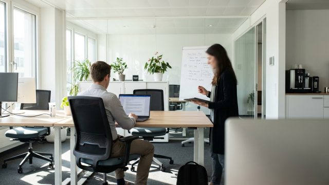 découvrez comment le marché de l'emploi en suisse évolue rapidement, s'éloignant de l'image d'eldorado passée, avec de nouvelles opportunités et défis pour les travailleurs.