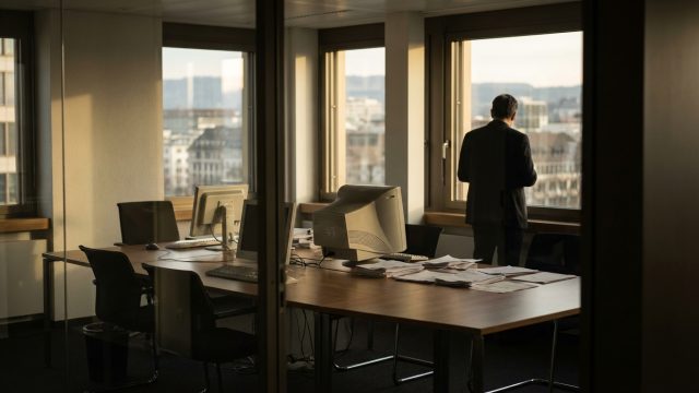 découvrez les raisons pour lesquelles la suisse n'a pas su saisir le virage crucial de l'informatique et de l'intelligence artificielle, et les conséquences de ce retard sur son développement technologique.