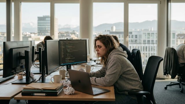 une start-up suisse crée la polémique en cherchant un employé prêt à travailler 100 heures par semaine, suscitant un débat national sur les conditions de travail.