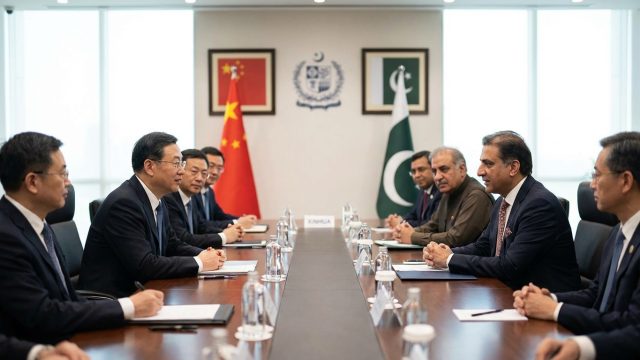 découvrez comment la chine et le pakistan renforcent leur partenariat pour stimuler le commerce, la finance et la sécurité, selon l'agence xinhua.