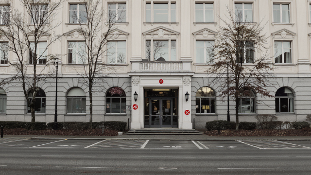 découvrez la chute historique d'un géant centenaire de la pharma suisse qui supprime 500 emplois après 125 ans d'activité, marquant un tournant majeur dans l'industrie.