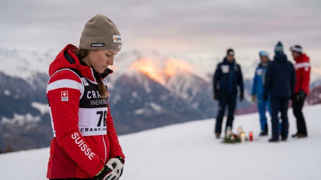 découvrez l'hommage poignant d'une skieuse suisse aux familles endeuillées lors de sa victoire héroïque à crans-montana en flammes, un moment de courage et d'émotion sur les pistes.
