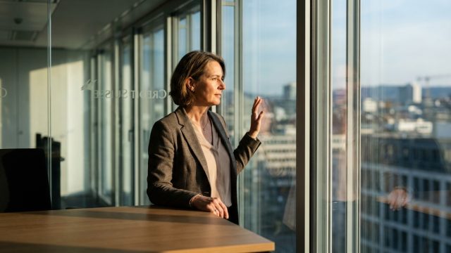 credit suisse condamné à verser 900 000 euros à une ex-salariée suite à une affaire de discrimination au travail, soulignant l'importance de l'égalité en entreprise.