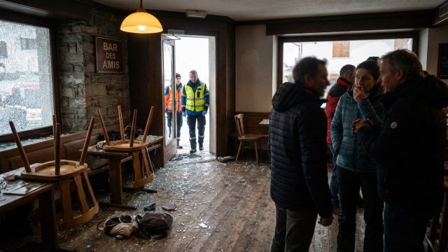 une explosion meurtrière secoue un bar à crans-montana, causant drame et panique. découvrez les détails de cet événement tragique.