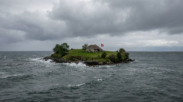 découvrez comment la petite suisse reste une île de stabilité et de sérénité malgré les turbulences et les défis du tumulte mondial actuel.