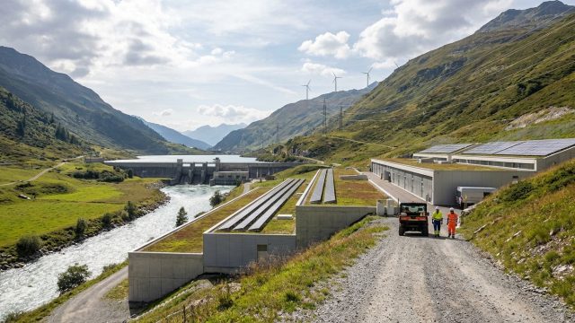 découvrez si la suisse est en mesure de répondre à la demande énergétique croissante des centres de données dans un contexte de transition énergétique et d'innovation technologique.