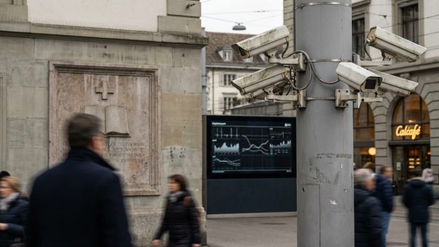découvrez comment la surveillance de masse remet en cause les principes fondamentaux de la constitution et les enjeux pour les libertés individuelles.