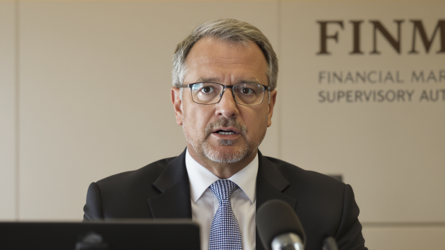 le ministre suisse des finances s'exprime au fuw pour corriger une erreur réglementaire liée à ubs, visant à renforcer la stabilité financière et la confiance dans le secteur bancaire suisse.