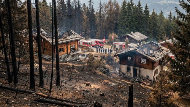 découvrez les implications de l'incendie dévastateur de crans-montana sur les assurances et la responsabilité, avec les explications claires de l'association suisse d'assurances.