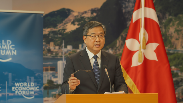 paul chan met en avant les atouts de hong kong comme centre international du commerce et de la finance lors du forum économique mondial en suisse, soulignant son rôle clé dans l'économie mondiale.
