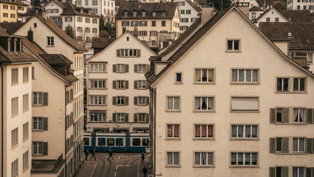 découvrez les causes et conséquences de la pénurie de logements en suisse, avec un taux de vacance tombé à seulement 1%, impactant le marché immobilier et les habitants.