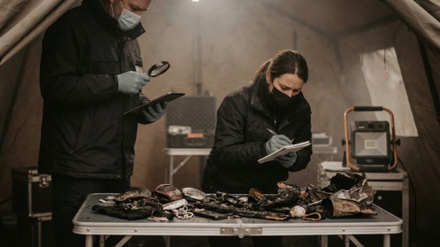 découvrez les méthodes rigoureuses et d'une précision extrême utilisées par les enquêteurs pour identifier les victimes après l'incendie tragique de crans-montana.