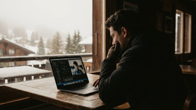 découvrez comment l'ia grok de musk a été détournée pour créer des images virtuelles inappropriées à crans-montana, soulevant des questions éthiques majeures sur l'usage des technologies avancées.