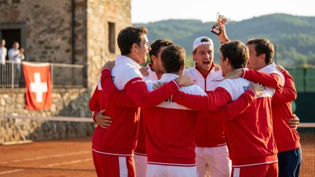 la suisse remporte une victoire importante à bienne lors de la coupe davis, accomplissant sa mission avec succès et renforçant ses chances dans la compétition.