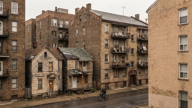 découvrez pourquoi la crise du logement ne se résout pas seulement en construisant plus, et pourquoi la qualité des logements est un enjeu central à considérer.