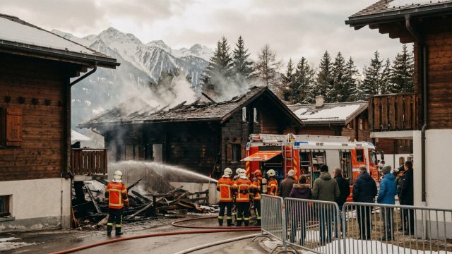 incendie à crans-montana : axa avertit que ses indemnisations pourraient ne pas couvrir toutes les pertes des sinistrés, suscitant inquiétude et demandes de soutien.