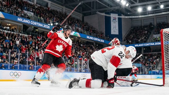 jo 2026 : le canada remporte une victoire importante contre la suisse et se prépare pour un affrontement majeur contre l'équipe de france.