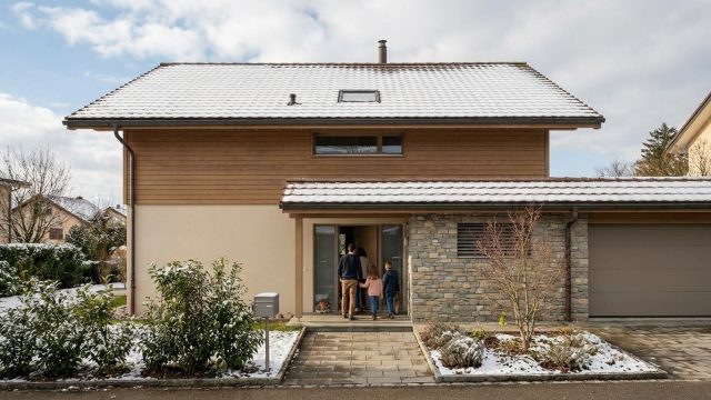 découvrez cette maison spacieuse de quatre chambres à genève, vendue au prix attractif de 723 000 $. idéale pour une famille, elle offre confort et localisation privilégiée.