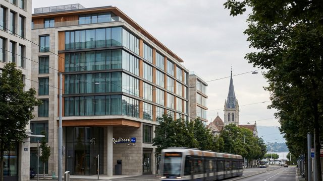 découvrez l'arrivée du radisson blu à genève, une nouvelle étape pour l'hôtellerie de luxe en ville alliant élégance, confort et services haut de gamme.