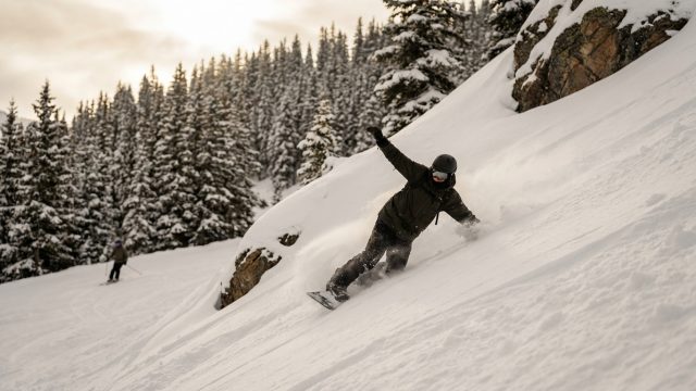 découvrez les erreurs courantes à éviter sur les pistes pour garantir votre sécurité et éviter des coûts élevés. conseils essentiels pour skier sereinement.