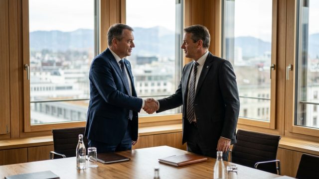découvrez la fusion majeure entre beazley et zurich dans le secteur des assurances, évaluée à plus de 8 milliards de livres, une opération stratégique qui transforme le marché.
