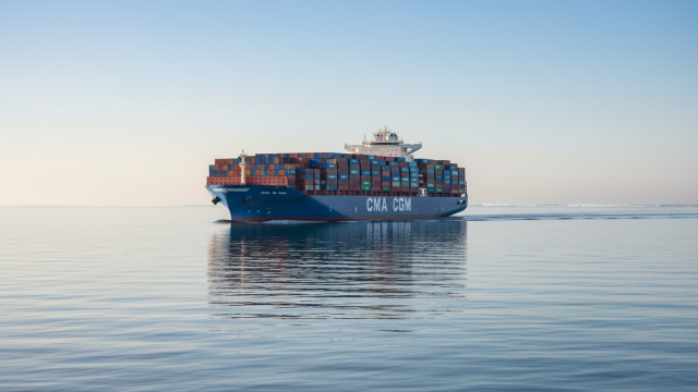 découvrez comment cma cgm maintient sa stratégie en 2025 tout en se préparant à des défis majeurs pour 2026 dans un contexte maritime incertain.