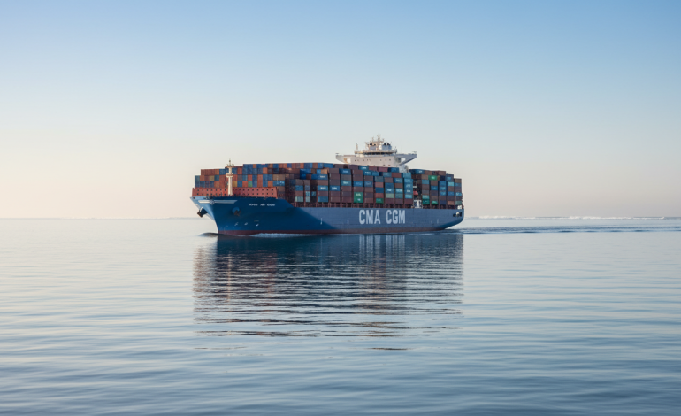 découvrez comment cma cgm maintient sa stratégie en 2025 tout en se préparant à des défis majeurs pour 2026 dans un contexte maritime incertain.