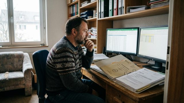 découvrez comment un homme a réussi à escroquer 239 000 euros en deux ans en trompant france travail, la caf et la cpam, et les ramifications de cette fraude.