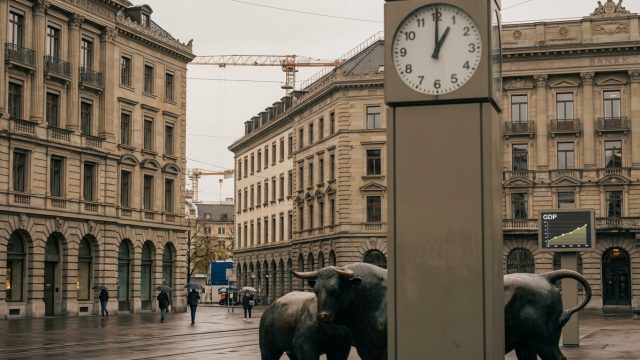 le conflit au moyen-orient impacte fortement l'économie suisse, ralentissant la croissance à 1 % et posant des défis majeurs pour les secteurs clés.