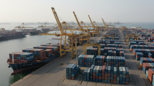 découvrez les impacts du conflit en iran sur le transport maritime de marchandises, notamment la suspension majeure des échanges avec les pays du golfe et ses conséquences économiques.