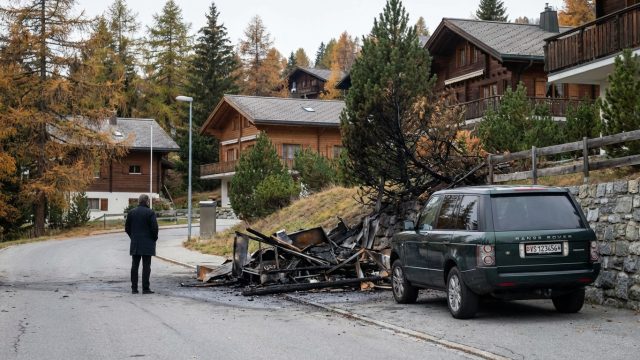 découvrez l'enquête suisse sur crans-montana dévoilant des liens entre blanchiment d'argent et incendies mystérieux autour des moretti. analyse exclusive et révélations.