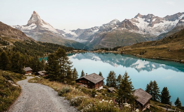 explorez la suisse avec pierre & vacances : des sommets enneigés majestueux aux lacs turquoise idylliques, une escapade unique alliant nature et confort.