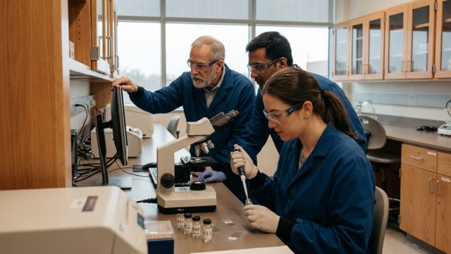 découvrez comment des scientifiques analysent le sang des centenaires pour révéler les clés d'une longévité exceptionnelle et mieux comprendre le processus du vieillissement.