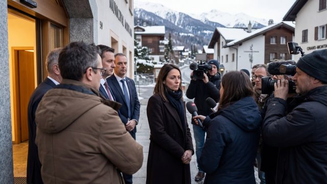 jessica moretti est suspectée d'avoir perçu en double ses indemnités journalières à crans-montana, provoquant un scandale dans cette station.