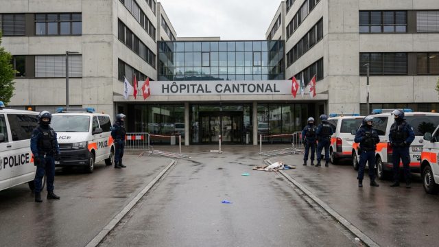 un suspect s'évade d'un hôpital en suisse avant de provoquer un incendie fatal auto-infligé, plongeant la région dans le drame et l'émotion.