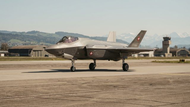 la suisse réajuste son budget pour le projet f-35, prévoit désormais 30 appareils au lieu de 36, tout en explorant de nouvelles solutions stratégiques pour renforcer sa défense.