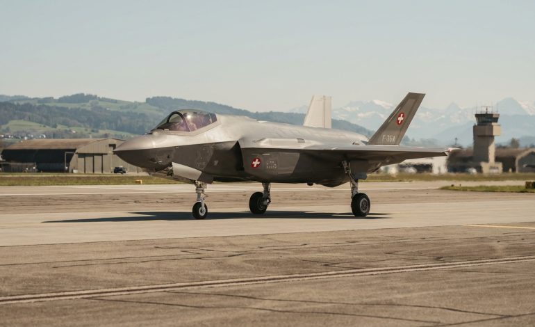la suisse réajuste son budget pour le projet f-35, prévoit désormais 30 appareils au lieu de 36, tout en explorant de nouvelles solutions stratégiques pour renforcer sa défense.