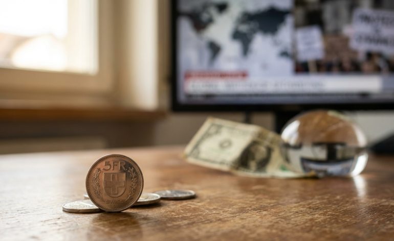 découvrez pourquoi le franc est considéré comme un refuge sûr et comment il rebondit face aux turbulences du marché liées à la guerre avec l'iran, tandis que le dollar subit des pressions.