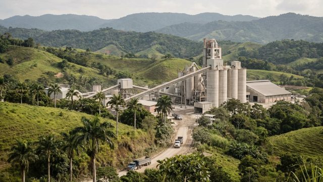 holcim renforce sa position en colombie en acquérant stratégiquement les actifs de cemex, étendant ainsi son empreinte sur le marché local.