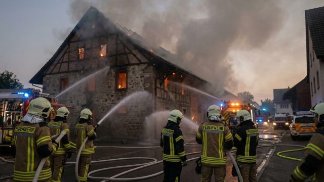 un incendie majeur éclate à leymen, mobilisant les pompiers suisses en renfort pour maîtriser le sinistre et protéger la population locale.