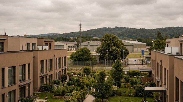 découvrez comment la russie exerce une influence discrète sur l'immobilier européen à travers ses bases militaires, et les enjeux géopolitiques qui en découlent.