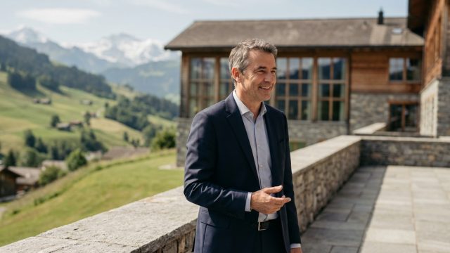 le fondateur du forum économique mondial s'engage activement pour assurer la pérennité et le succès futur de cet événement majeur en suisse.