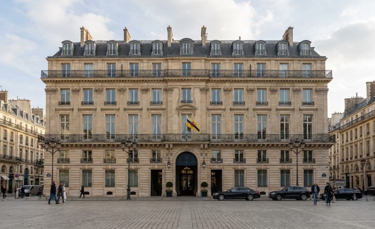 découvrez la somptueuse résidence parisienne du sultan de brunei, située sur l'une des places les plus emblématiques de la capitale française.