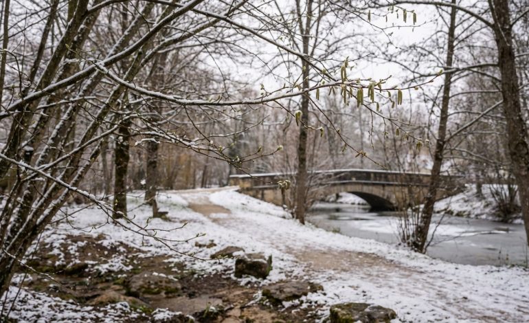 découvrez le parc pertusier à morteau se réveillant sous un magnifique manteau de neige en cette fin mars, une atmosphère hivernale unique à savourer.