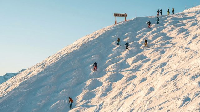 découvrez le mur suisse à chavanette, le défi incontournable des portes du soleil pour les amateurs de ski et de sensations fortes. préparez-vous à une descente unique et spectaculaire.