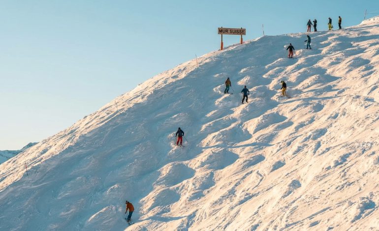 découvrez le mur suisse à chavanette, le défi incontournable des portes du soleil pour les amateurs de ski et de sensations fortes. préparez-vous à une descente unique et spectaculaire.