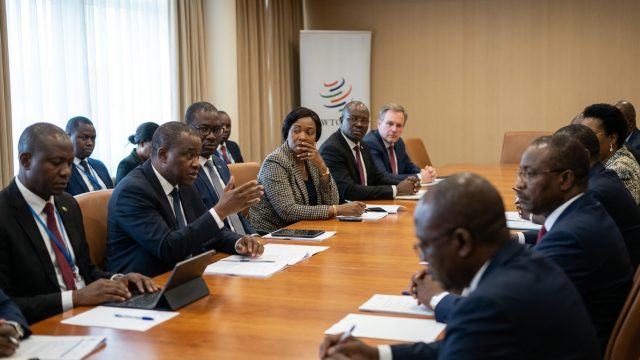 analyse des défis des négociations à l'omc à yaoundé et les enjeux liés à la fin prochaine du moratoire sur le commerce électronique.